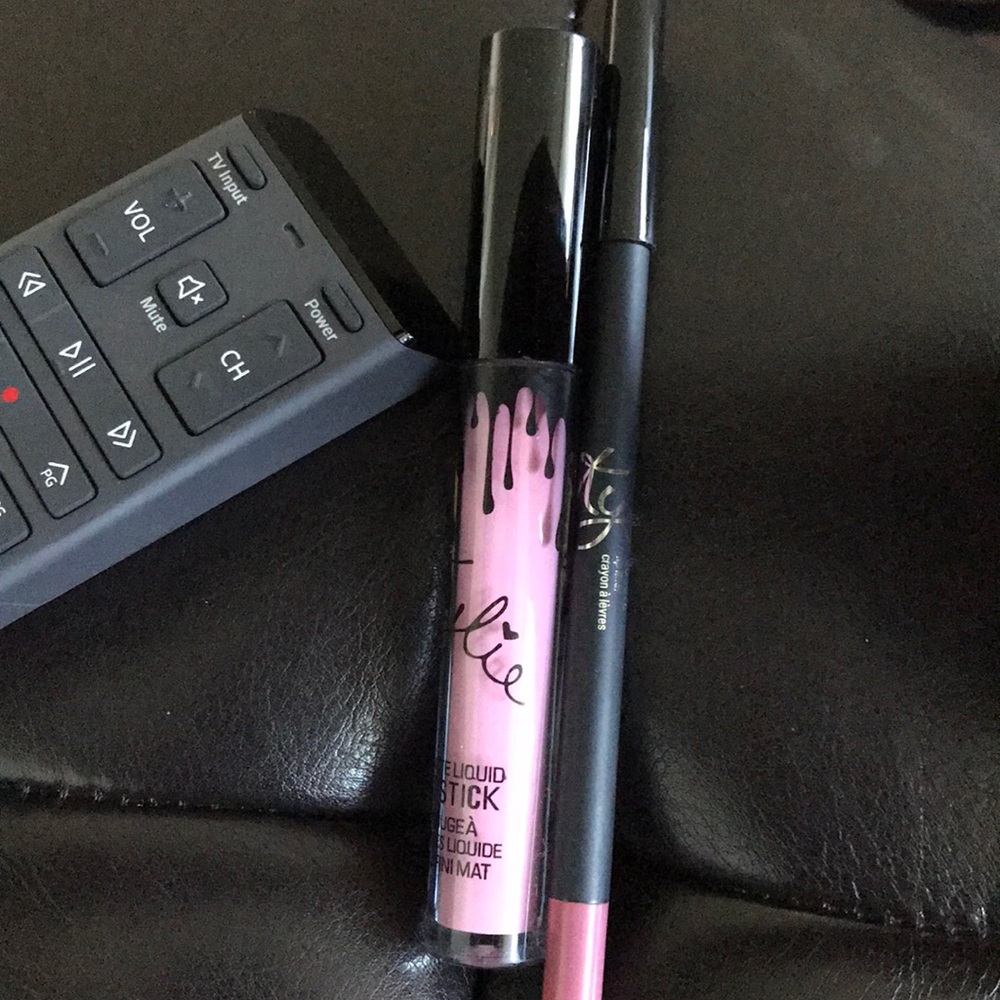 Kylie SO CUTE matte lipstick & lip liner